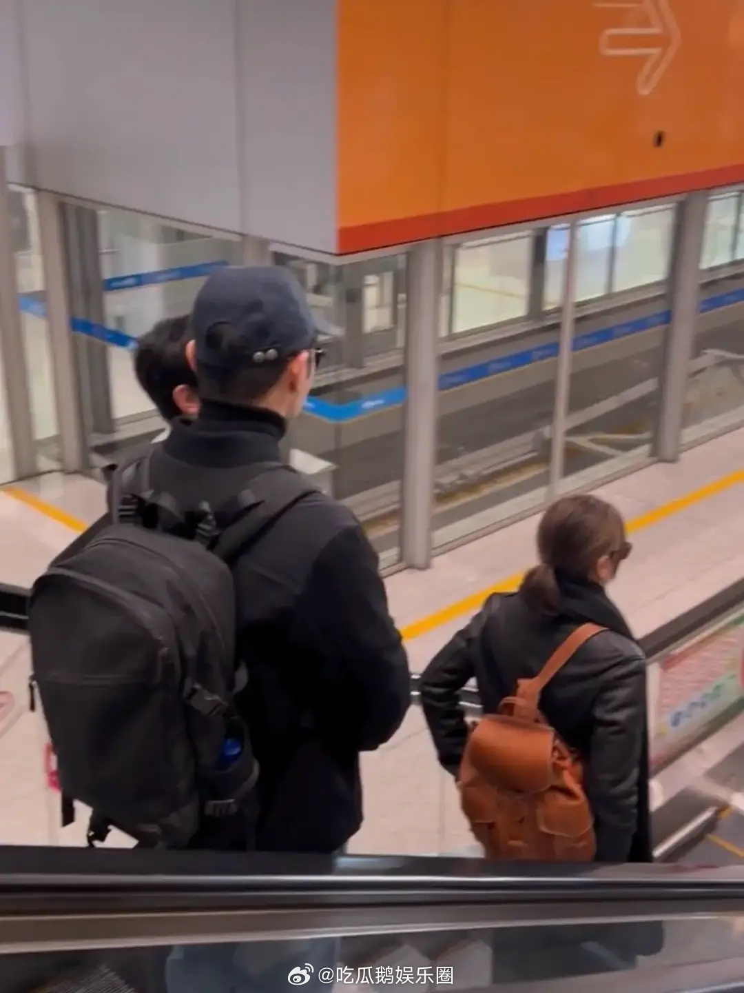 偶遇袁咏仪一家三口，张智霖和魔童热聊不停，父子同框兄弟感拉满！ 