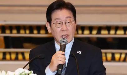 韩国总理李在明在接受记者采访时表示，当初韩国付出巨大代价求来的萨德系统，如今说撤