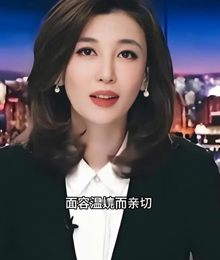 李红作为央视主持人的美学典范，面容温婉而亲切，目光从容中透着睿智。她优雅的举止彰