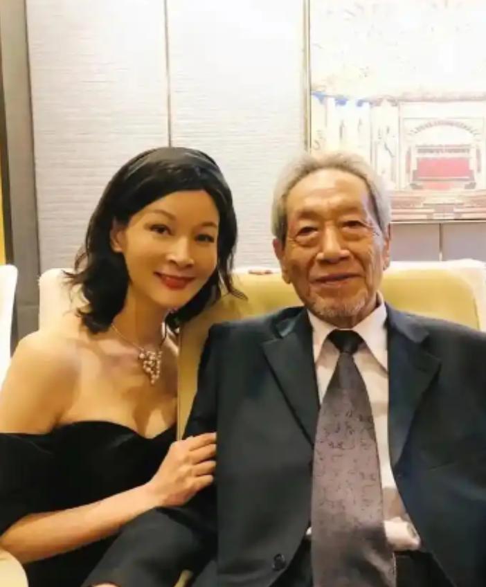 2013年，30岁的饶芯语，疯狂追求67岁的王奎荣，她对王奎荣说：车子、房子、票