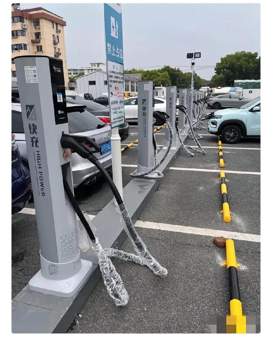 这下好了
不仅油车车主没想到，
电动车车主也没有想到，以前在小区装个充电桩，求爷
