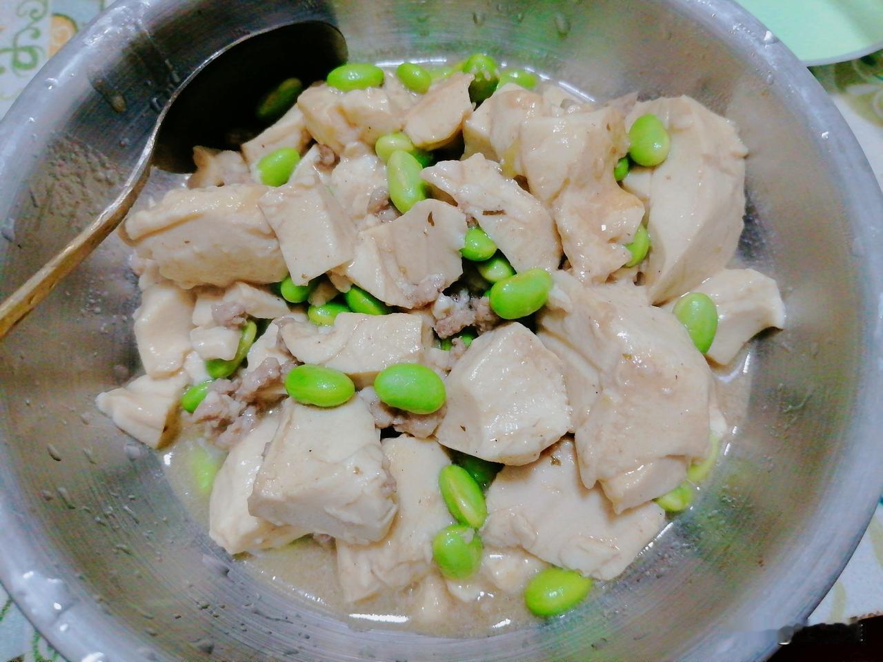 晚饭，我仍旧不想吃主食，就随便做点吃的。

肉沫，毛豆，加上豆腐，少少加点紫苏油