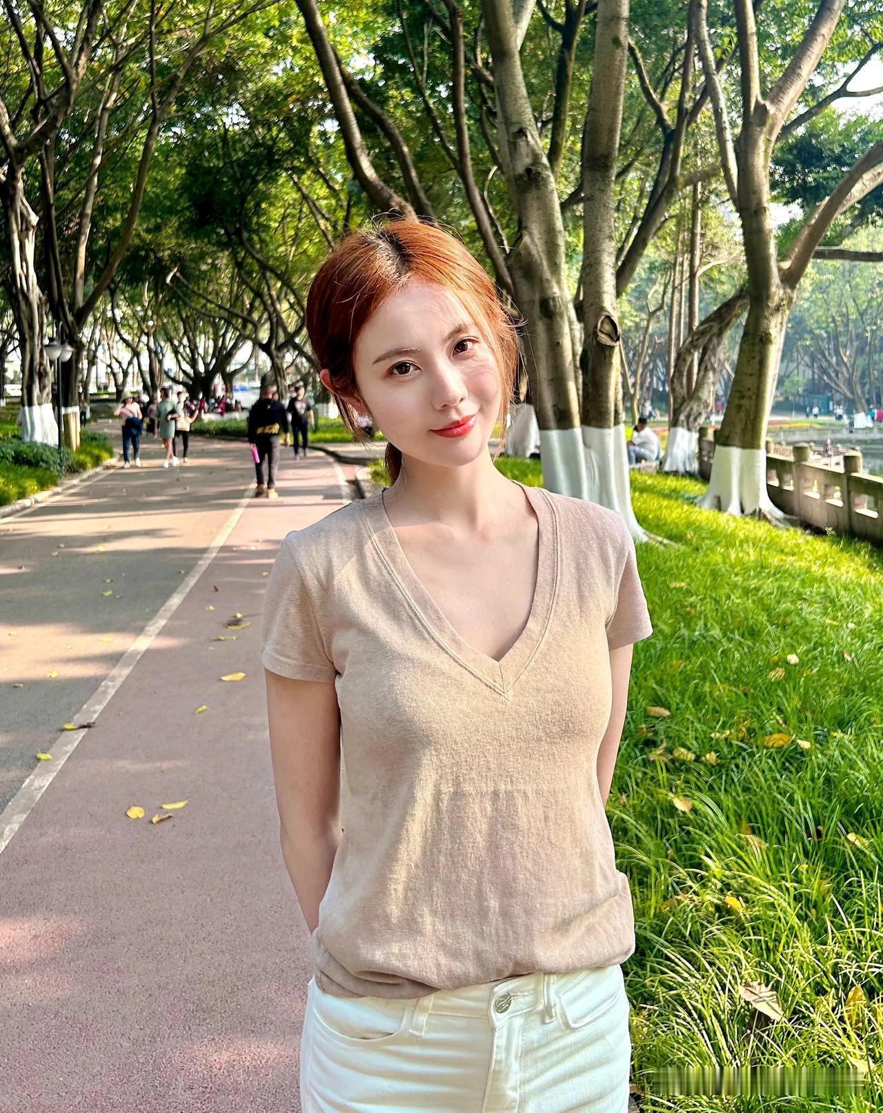 性感翘臀完美身材午后的时光，带上你心爱的人，一起在绿荫树下散心