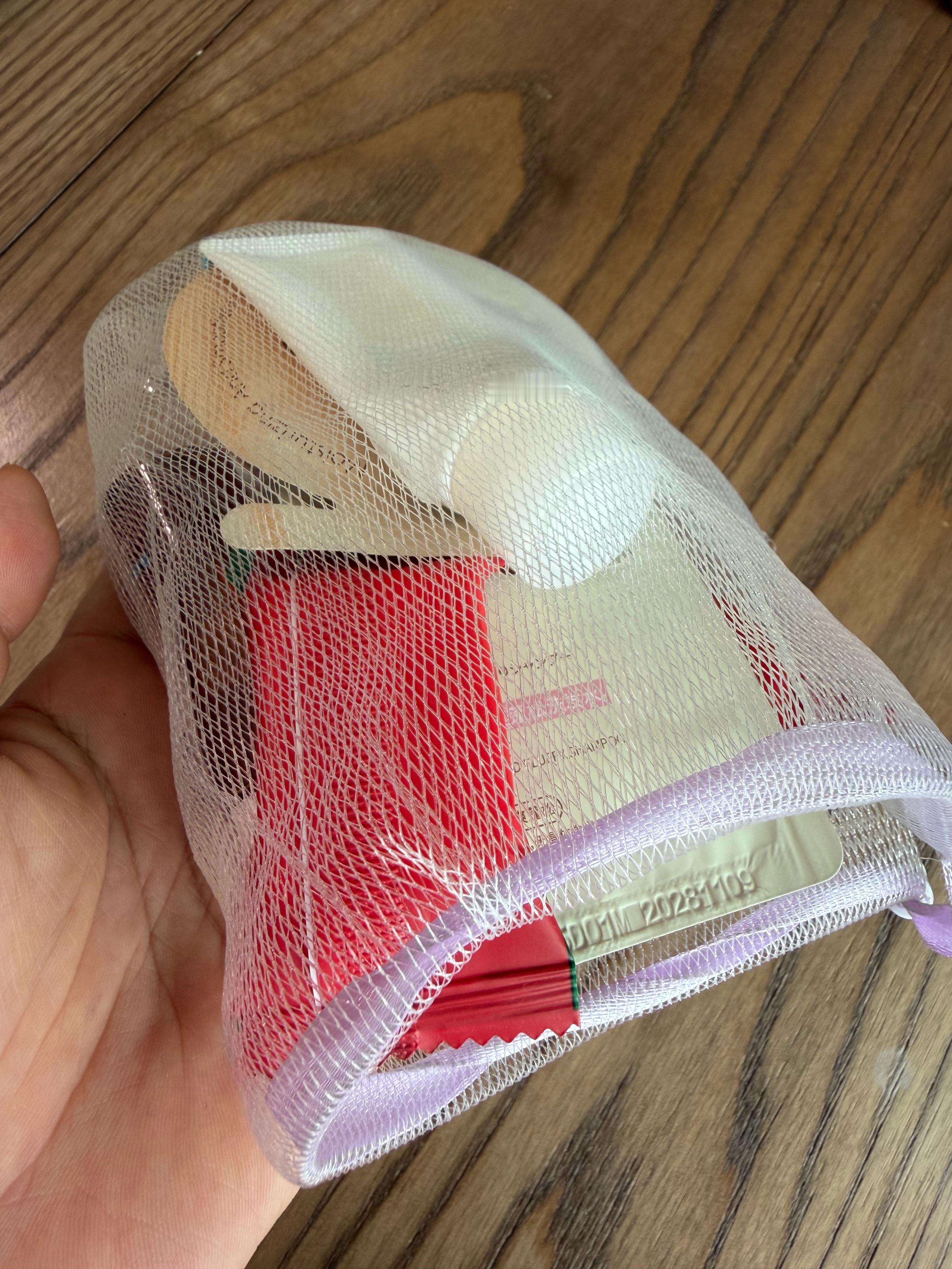 我自己出门，洗漱用品全部会装进这个起泡网，这样洗澡就可以打泡了，小小一个装进所有