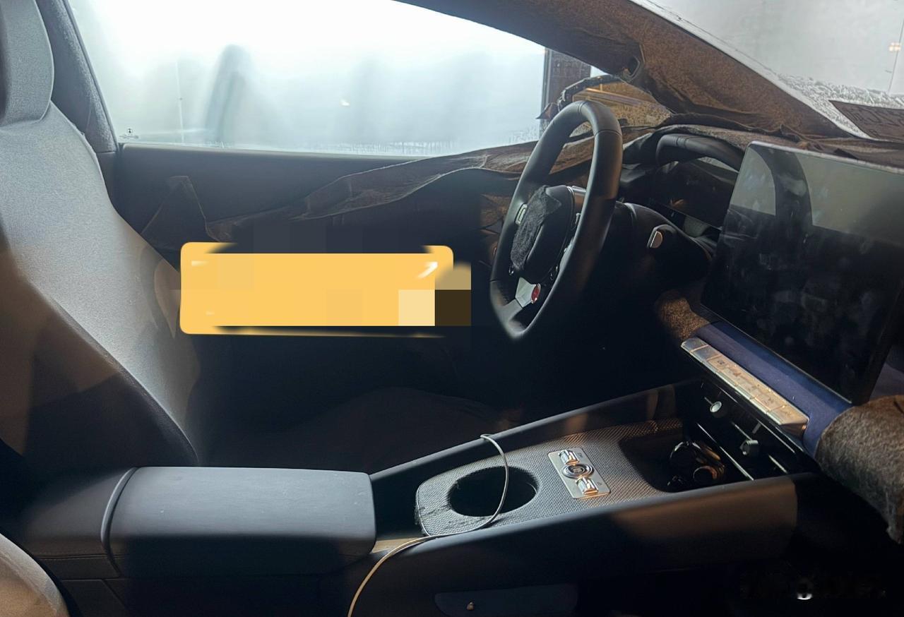 腾势z跑车内饰。
不过应该不是最终版。
还会继续调整。
其实只要不尴尬就行，主要