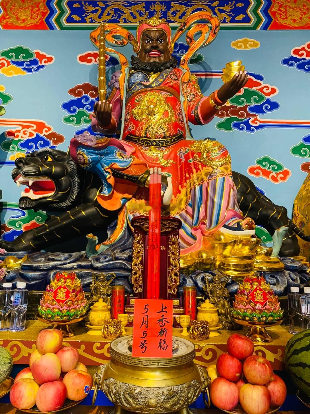 今日上上签好运日，点赞沾运，5月5号师父在财神殿为众粉祈福事业财运。（评论里给他