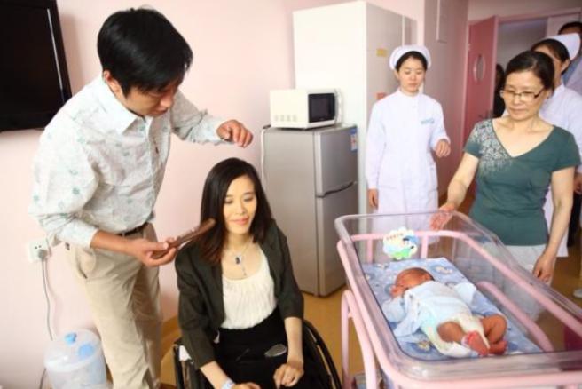 桑兰胸部以下失去知觉，大小便都无法自理，嫁千万身家丈夫生下健康儿子，如今心里还盼