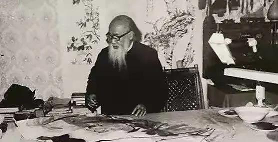 1945年，北京琉璃厂挂出一幅开价500两黄金的古画。不久，有位长胡子老人只看了