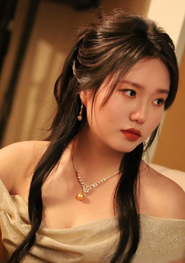 李雪琴这回，结结实实栽了个跟头。之前演喜剧被捧上天，转身进了年代剧，直接被骂成毁