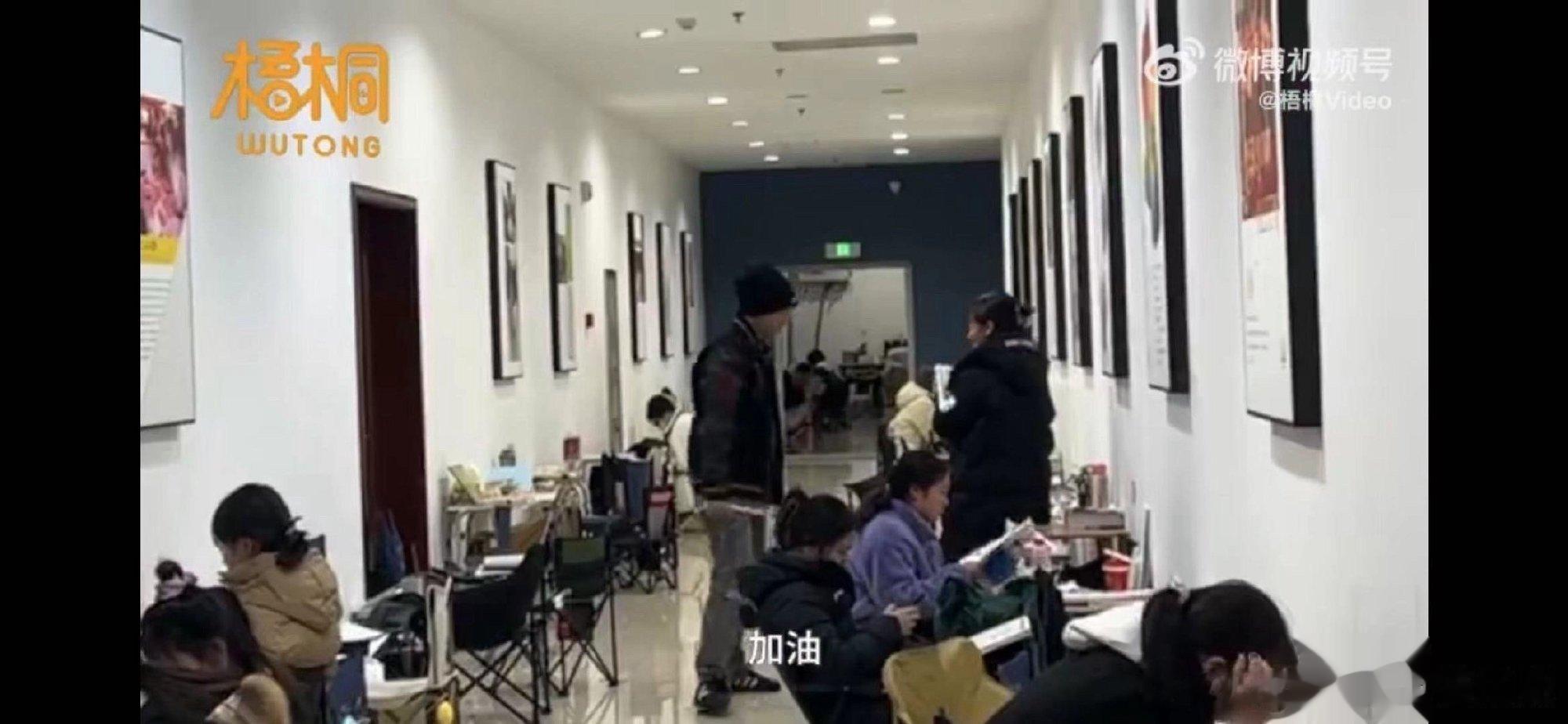 #河南一高校社团为考研学子送暖心咖啡# 是谁羡慕了我不说，考研的时候还有学校社团