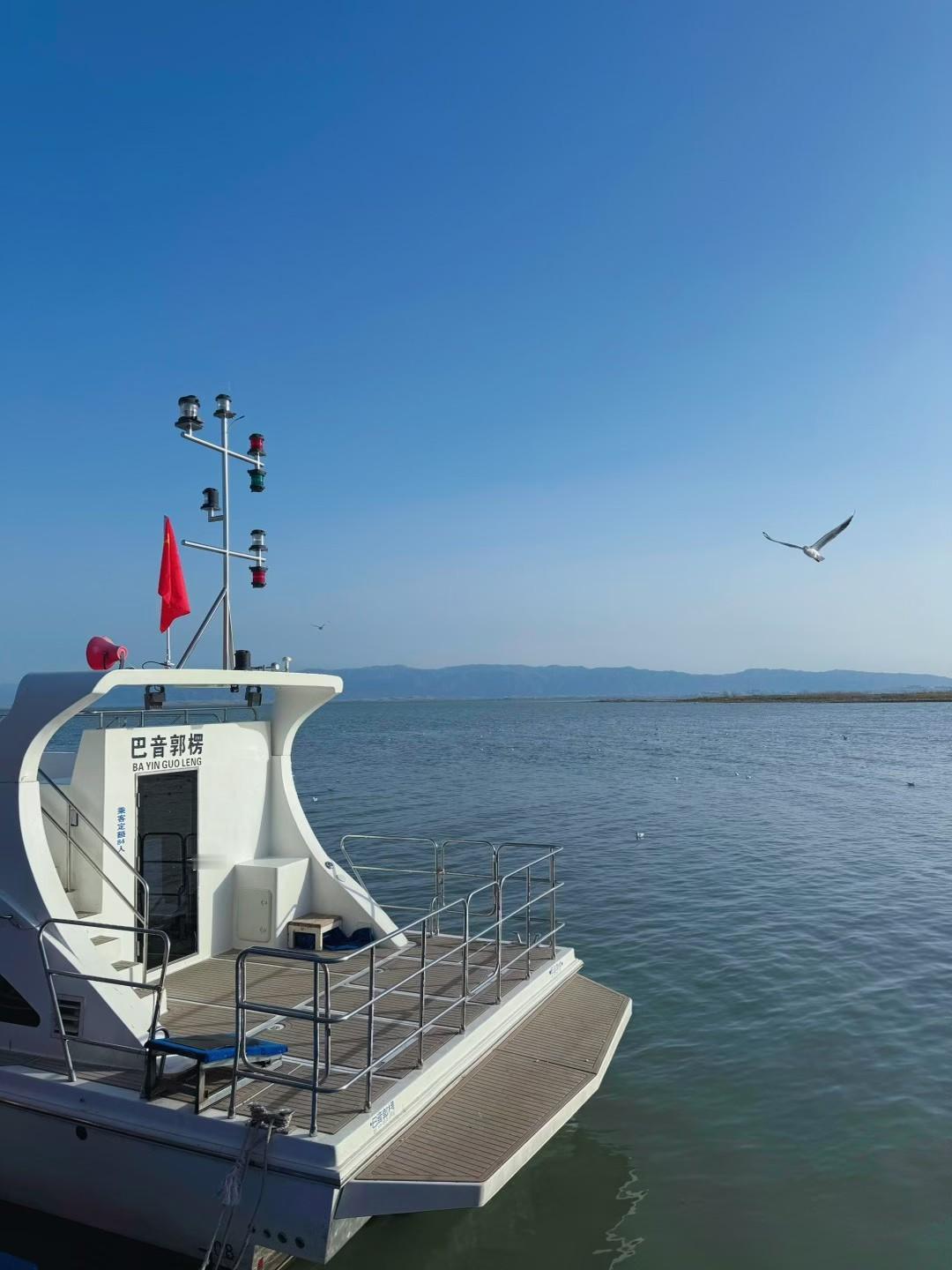 美丽的博斯腾湖就像是画上的一样。欣赏如此美丽的景色，享受来之不易的安宁，没有想象