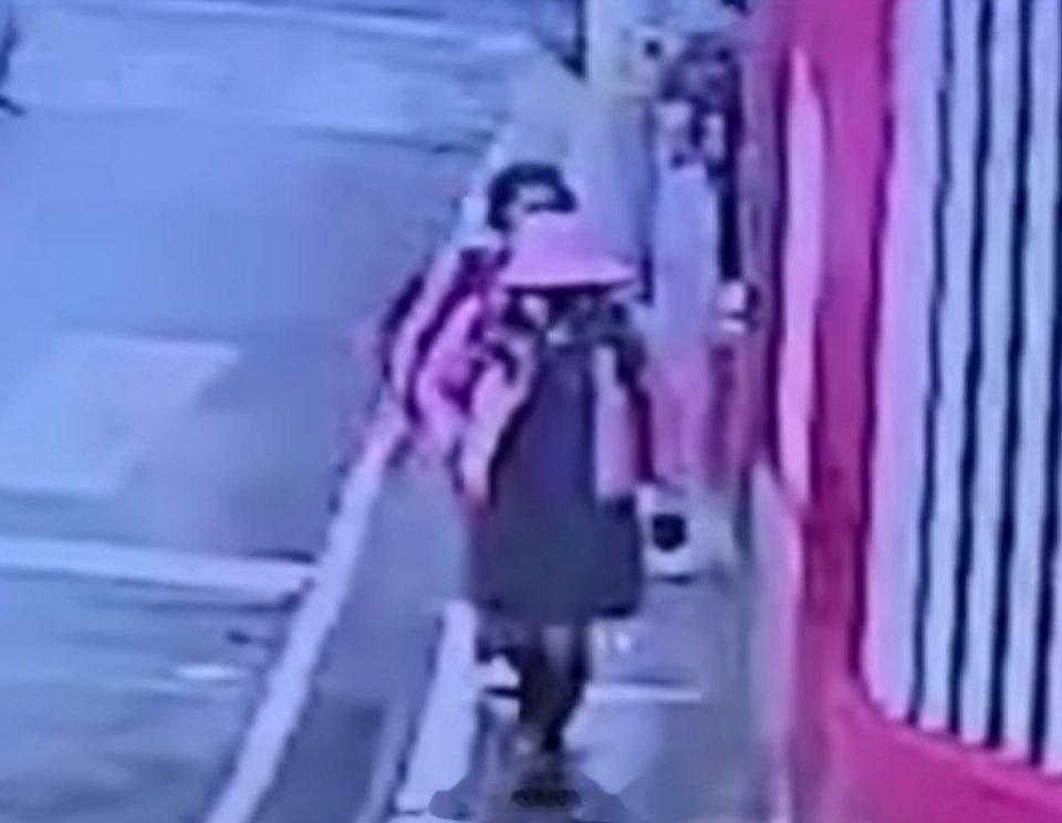 在秘鲁埃尔坦博，一名 42 岁的男子卡莱罗因扮成女学生进入学校的女厕所偷拍而被警