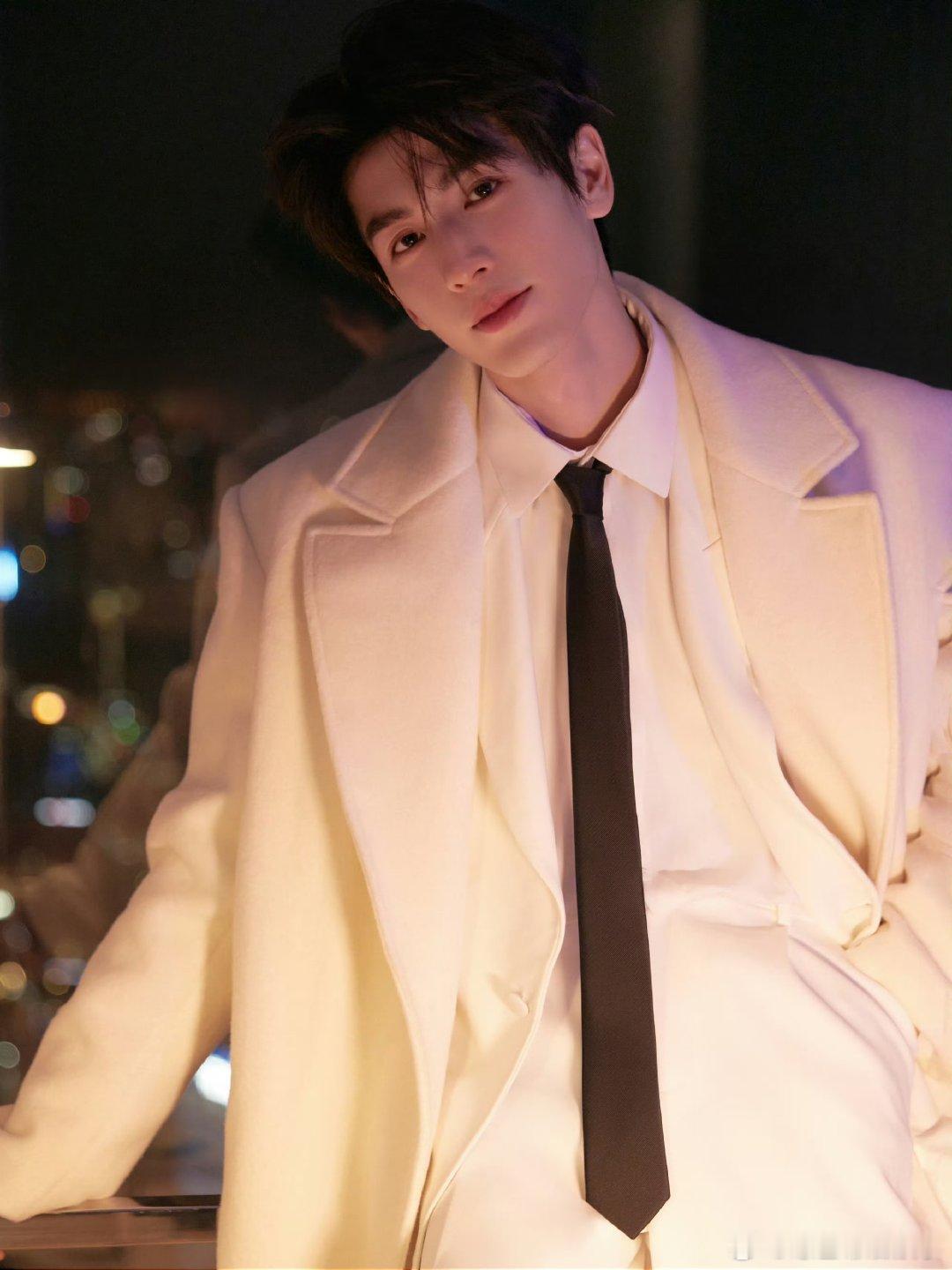 奶奶也追张凌赫 谁能想到喜剧舞台也能吃到张凌赫的安利！烨子扮演的奶奶一本正经安利