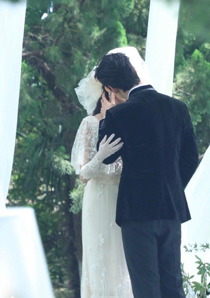 关晓彤陈星旭红掌婚礼吻戏关晓彤陈星旭婚礼吻戏 婚纱吻来了！ 