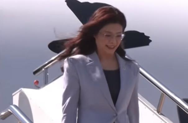 台湾资深媒体人马西屏13日发文表示，他非常仔细看了郑丽文出访的几次演讲后大吃一惊