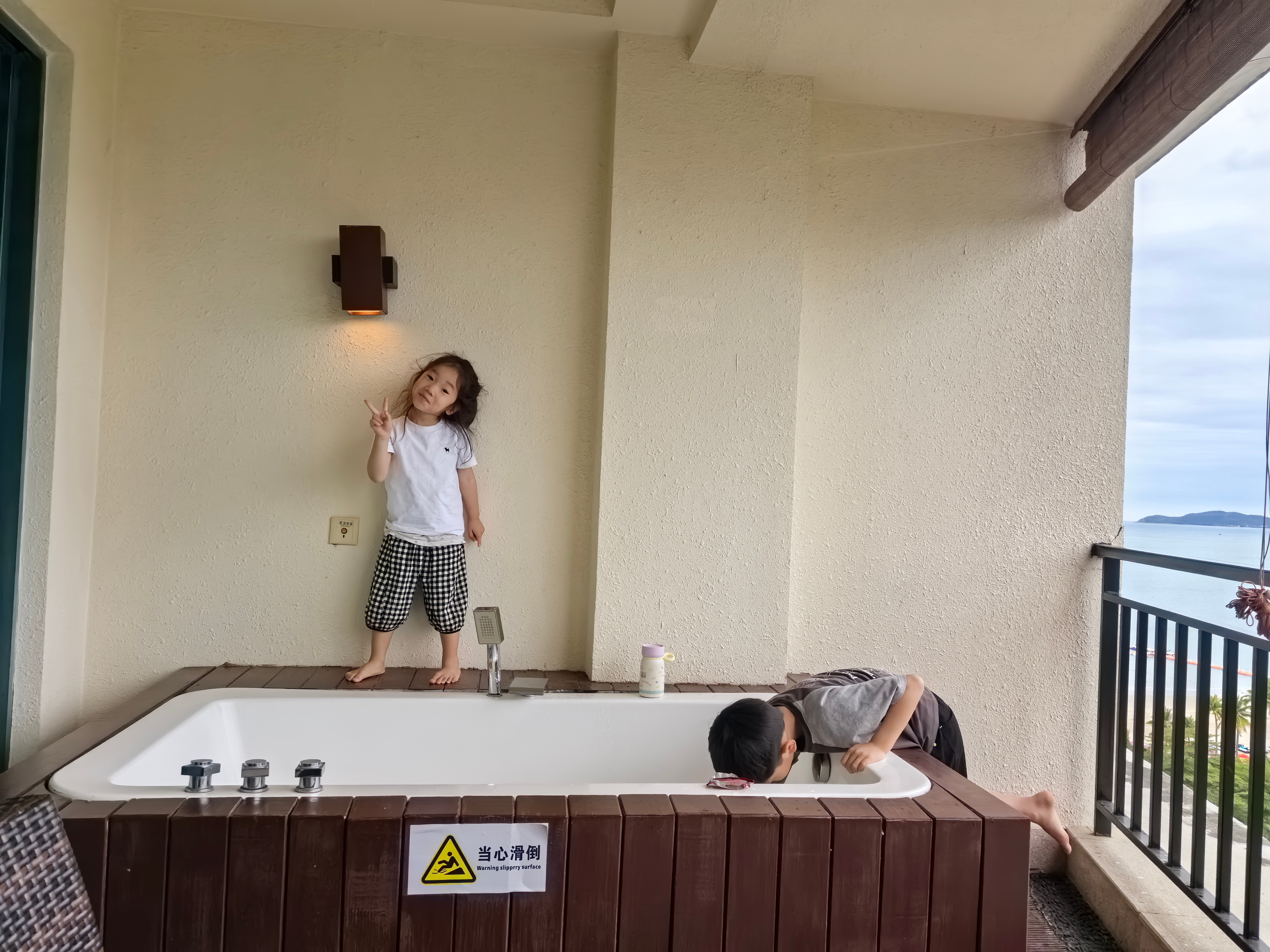 今天在幼儿园参加活动一个小女孩家长跟我聊天她说她老公从来不管教她女儿不舍得打不舍
