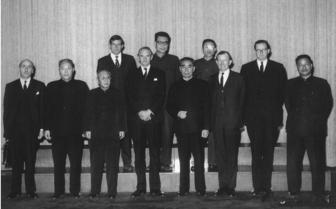 1964年11月3日，周恩来总理接见英国贸易大臣道格拉斯·贾埃。叶季壮、南汉宸（