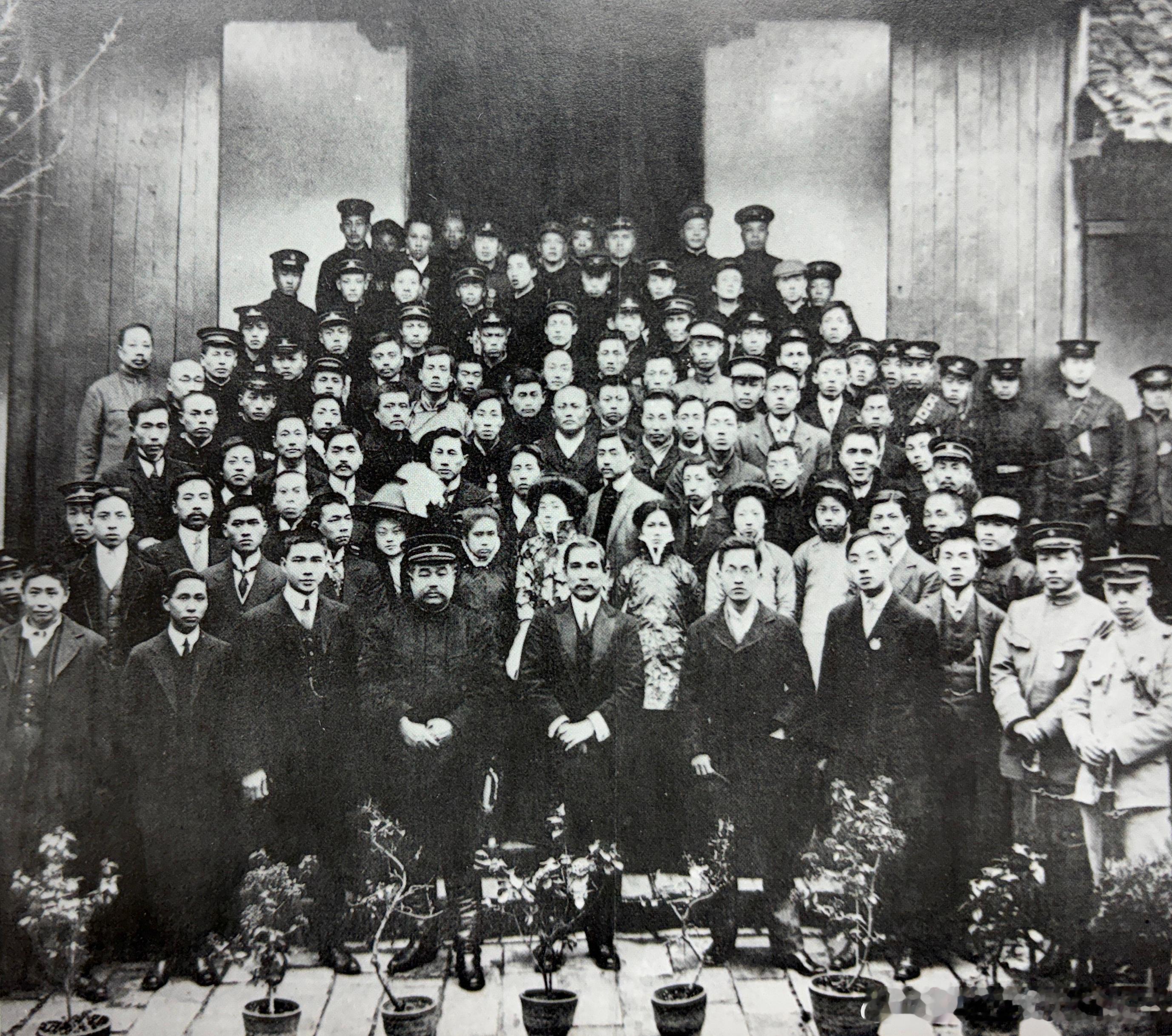 1912年4月9日孙中山应鄂军都督黎元洪之邀抵达武汉。图为孙中山在湖北都督府与欢