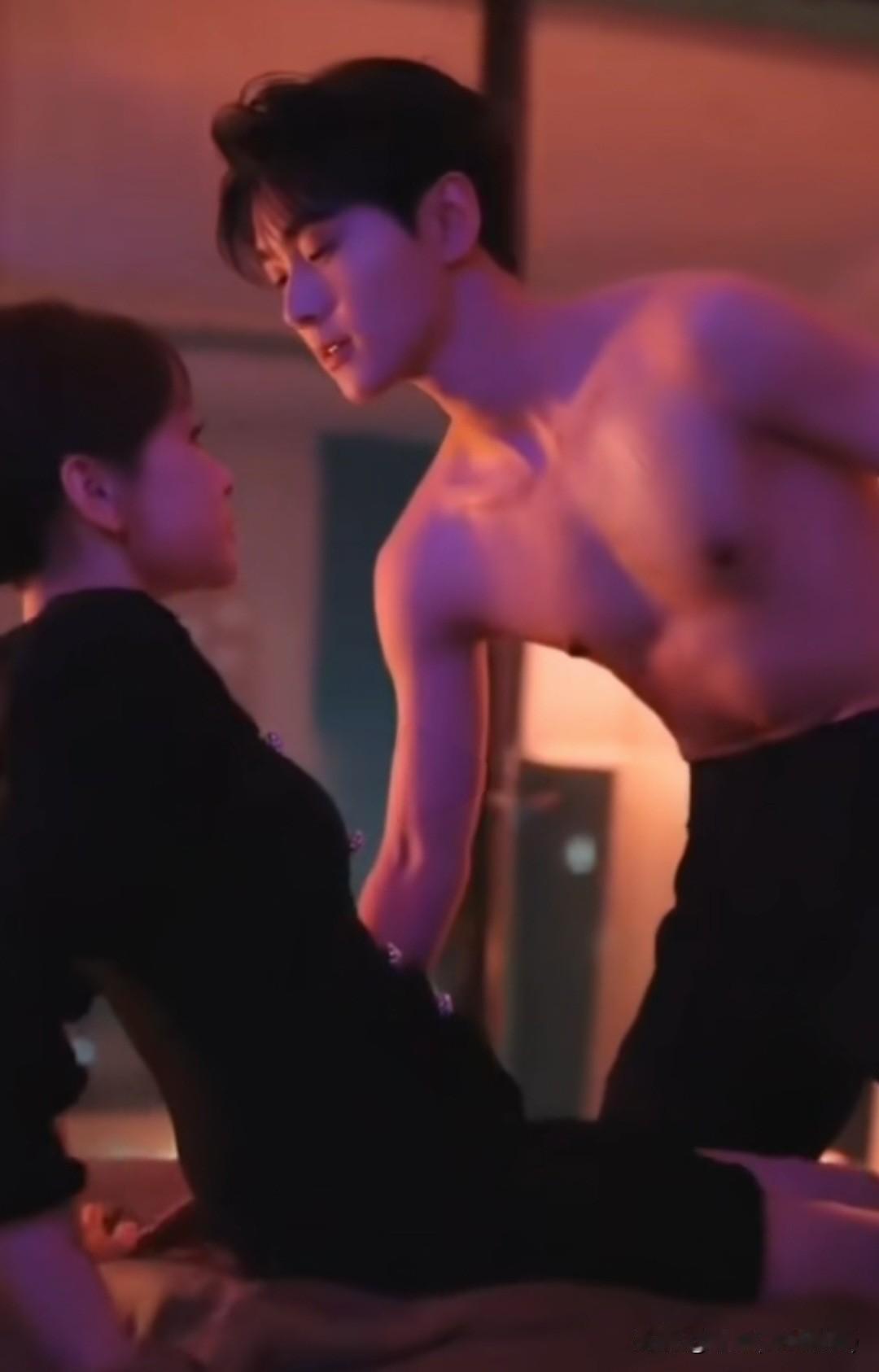 在你眸中靠岸
文/刚柔

你写来的每个字
都和着我的呼吸轻颤
夜色里我反复描摹
