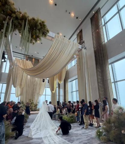 湖北一姑娘结婚，没要男方一分彩礼。爸妈陪嫁一辆400万的车，外加600万现金。婚