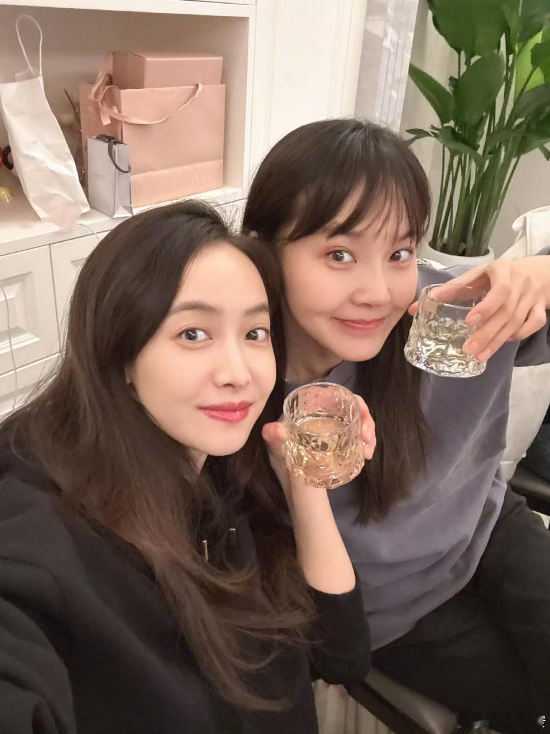 宋茜送了张佳宁要买的东西张佳宁晒和宋茜庆生照张佳宁晒和宋茜庆生照，感情好，[打c