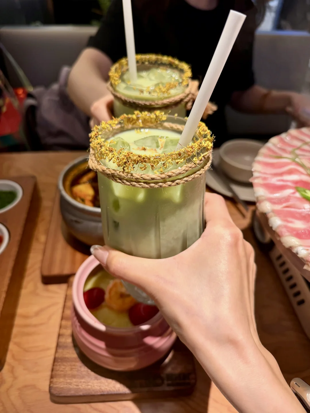 锅里升腾起烟火，杯沿缀满桂花，是温柔的一餐。