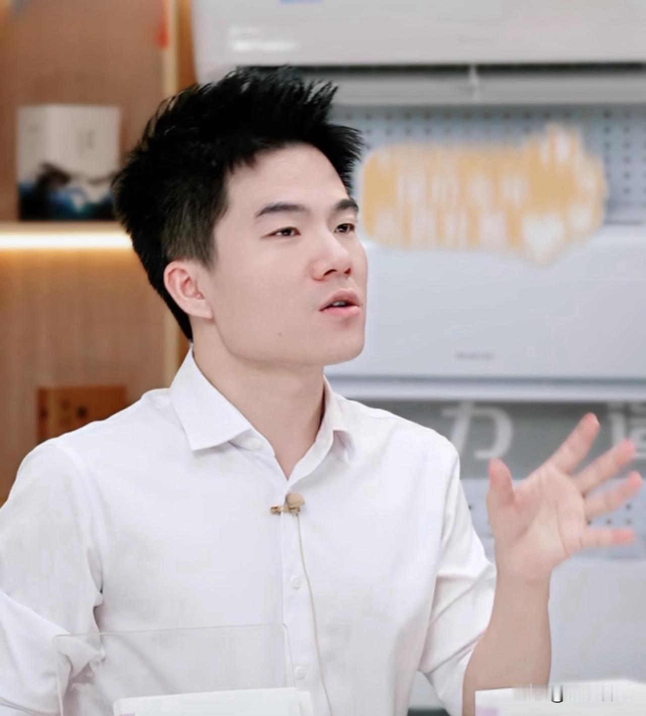 董宇辉已经超过了很多清华北大毕业的！

虽然他是西安外国语大学毕业的，一个不是顶