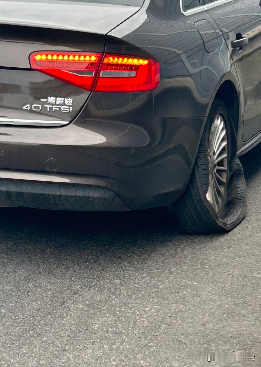 高速爆胎惊魂
爆胎惊魂，高速上轮胎开出火星子，血泪经验+避坑指南
今天刚上高速就