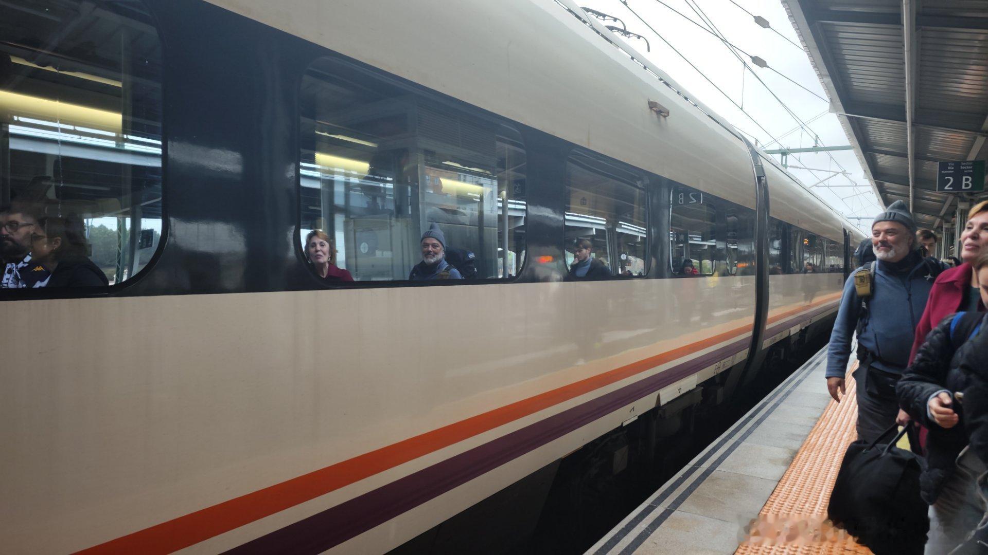 咦，头一次感觉到renfe还挺严谨的。我等火车，一般车头挂着的是编号最大的车厢，