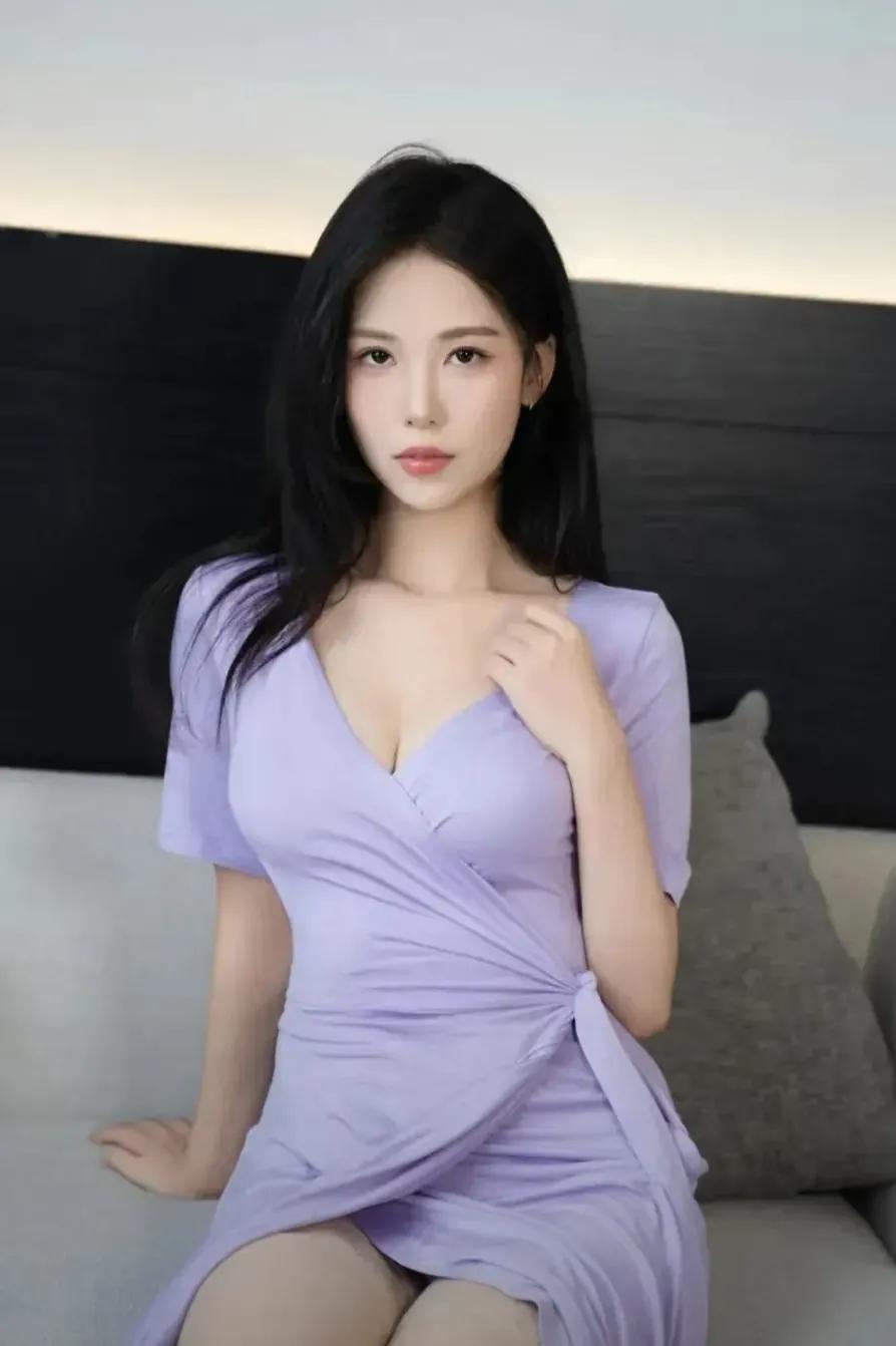 在那个金色的秋天，他们偶然相逢，一眼万年。她和他的誓言在落叶的见证下，刻下了永恒