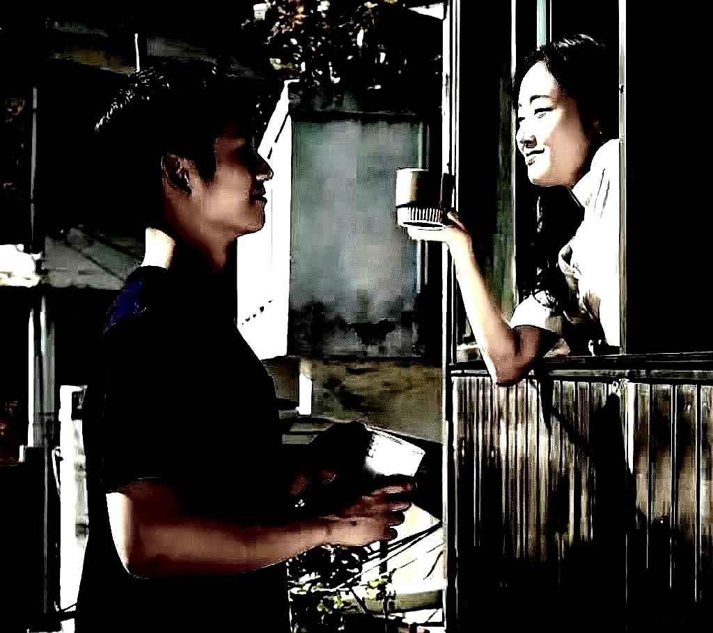 韩国导演郑址宇作品《柳烈的音乐专辑》中饰演贤宇的丁海寅与金高银饰演的美秀。199