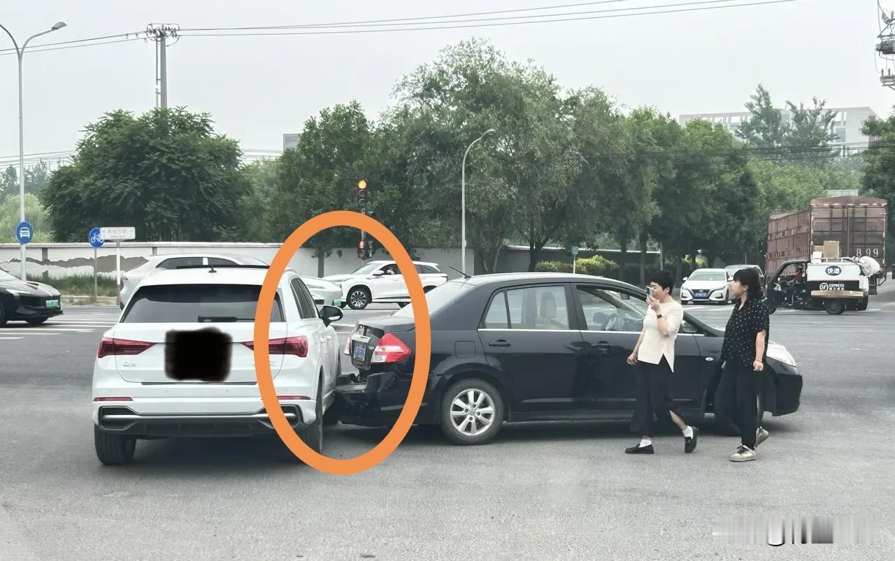 女司机果然厉害，倒车也能导出一个“后盖脱落”的结果。看来，开车对一些人来说，并不