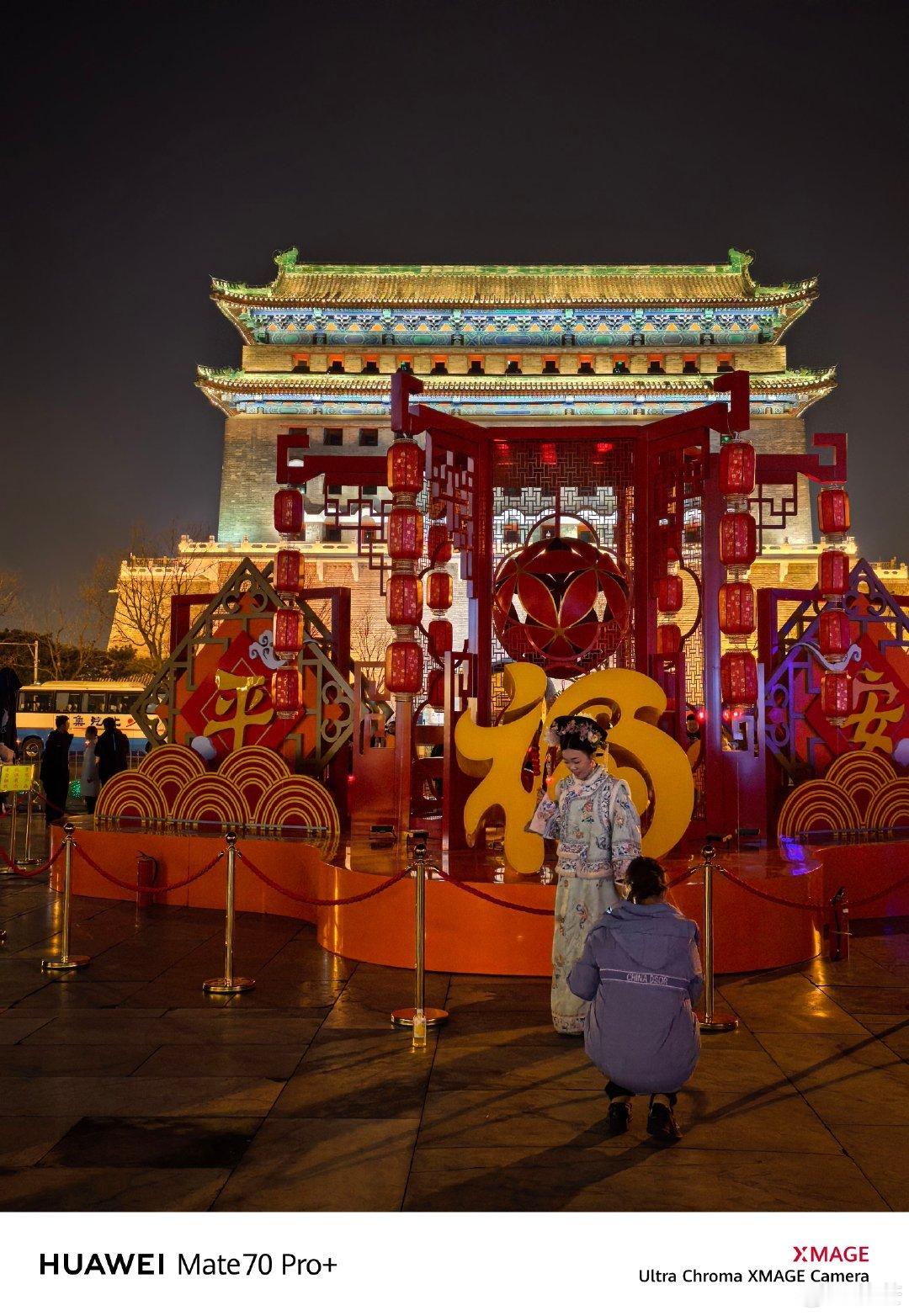 前门大街年味浓        前门大街的年味儿，是一幅充满烟火气的热闹画卷。大街