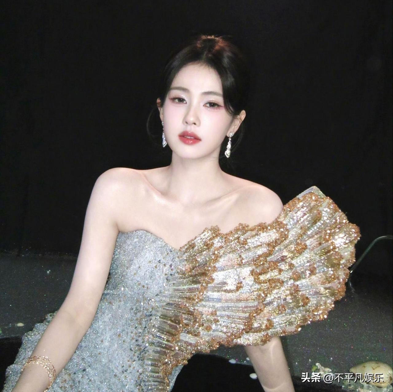 白鹿一句“我今天穿了个被子”瞬间让时尚圈乐开花！原来她身着一件超蓬松的白色羽绒服