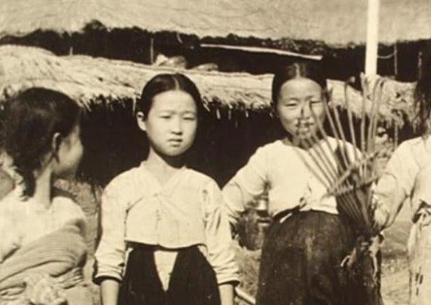1936年，日本列车员粟野重吉，在火车上对一名中国老太太施暴，其他中国人不敢制止