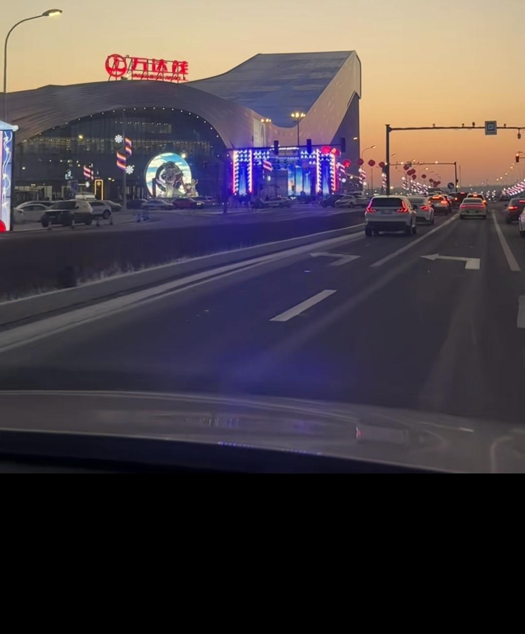 不到一年的时间长春又有很多家大型购物中心陆续开业。去年这个时候上海路第四代万达广