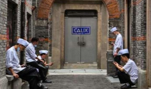 现在很少有管吃管住全包的了！
我们这边的饭店大多管吃，中午和晚上两顿，饭菜也一般