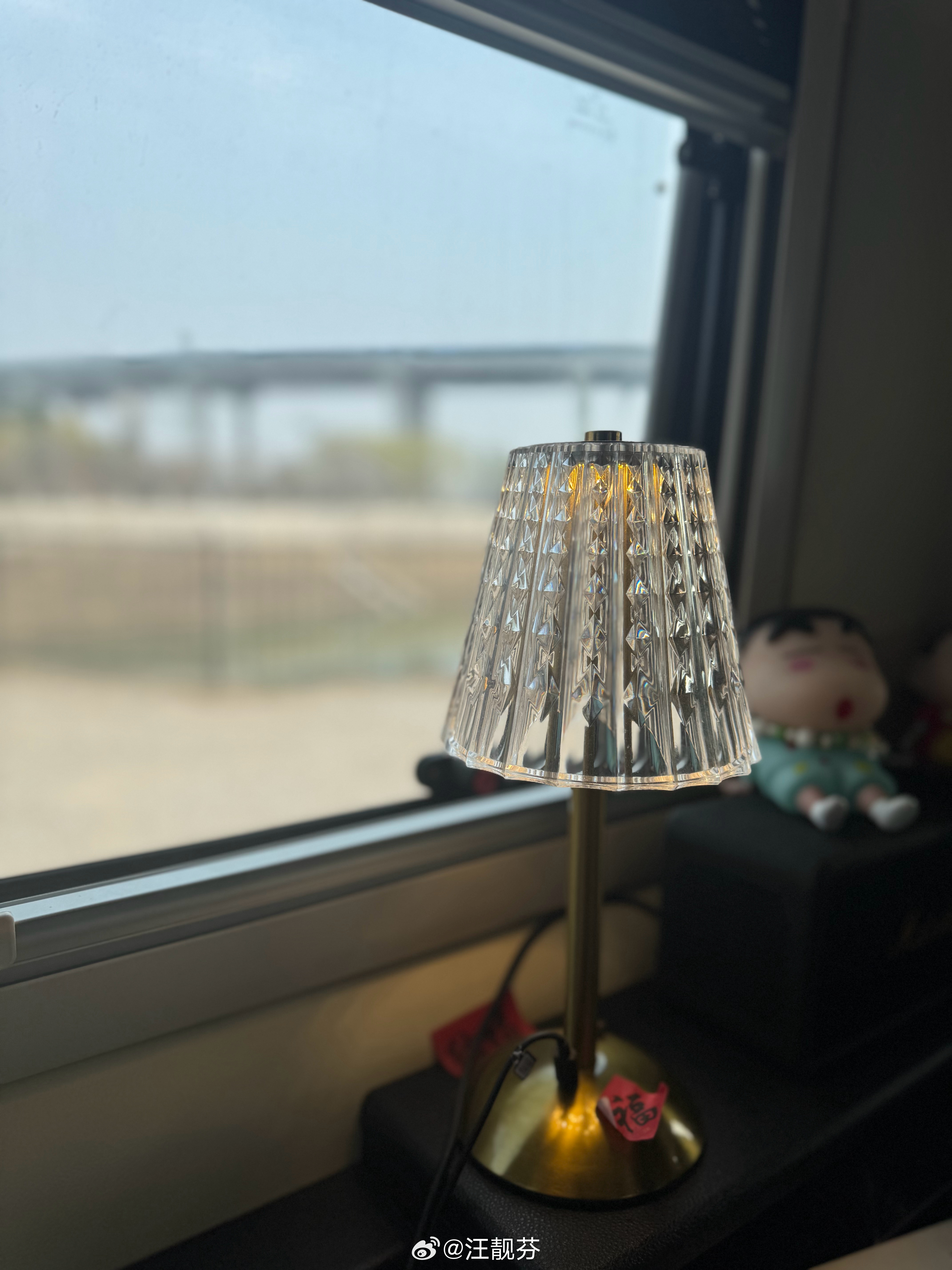 就在刚刚，一阵浓度不小的幸福感袭来，身体立即放松，这股幸福感从小腹蔓延到胸口，很