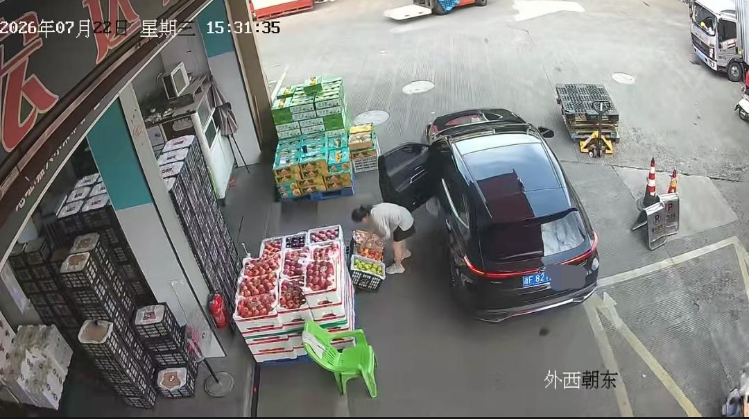 开着车偷拿人家两个苹果，这个女的也是一个奇葩，这是活不起了吗？
浙江，水果批发档
