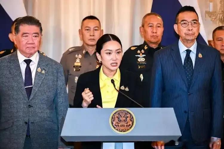 他信父女联手"核弹级"出手！泰国王室军方连夜开会，阿努廷抢总理梦碎成渣
 
泰国