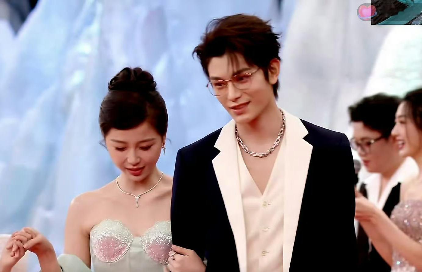 虞书欣丁禹兮手挽手 是红气养人嘛...感觉小丁变帅好多...贵公子的气质...宁