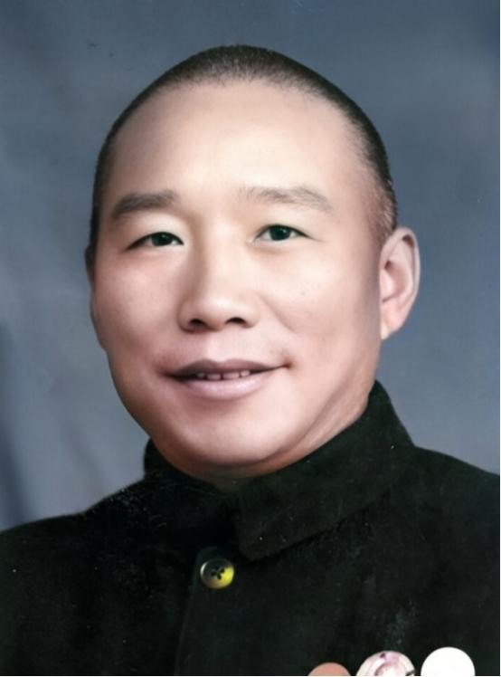 1948年，国军的一名伙夫和大部队走散了，被解放军拦下。解放军看他年纪大，便发了