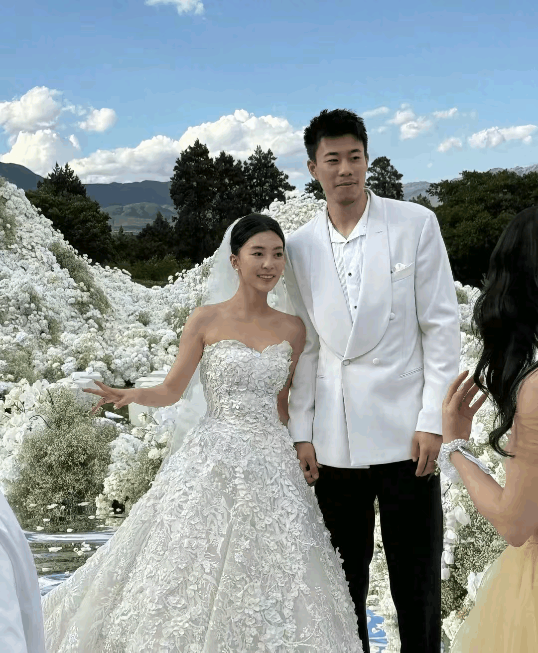 谁懂啊！看完张镇麟老婆李婧，我真的被美到了！
 
脸型是饱满的瓜子脸，标准美女脸