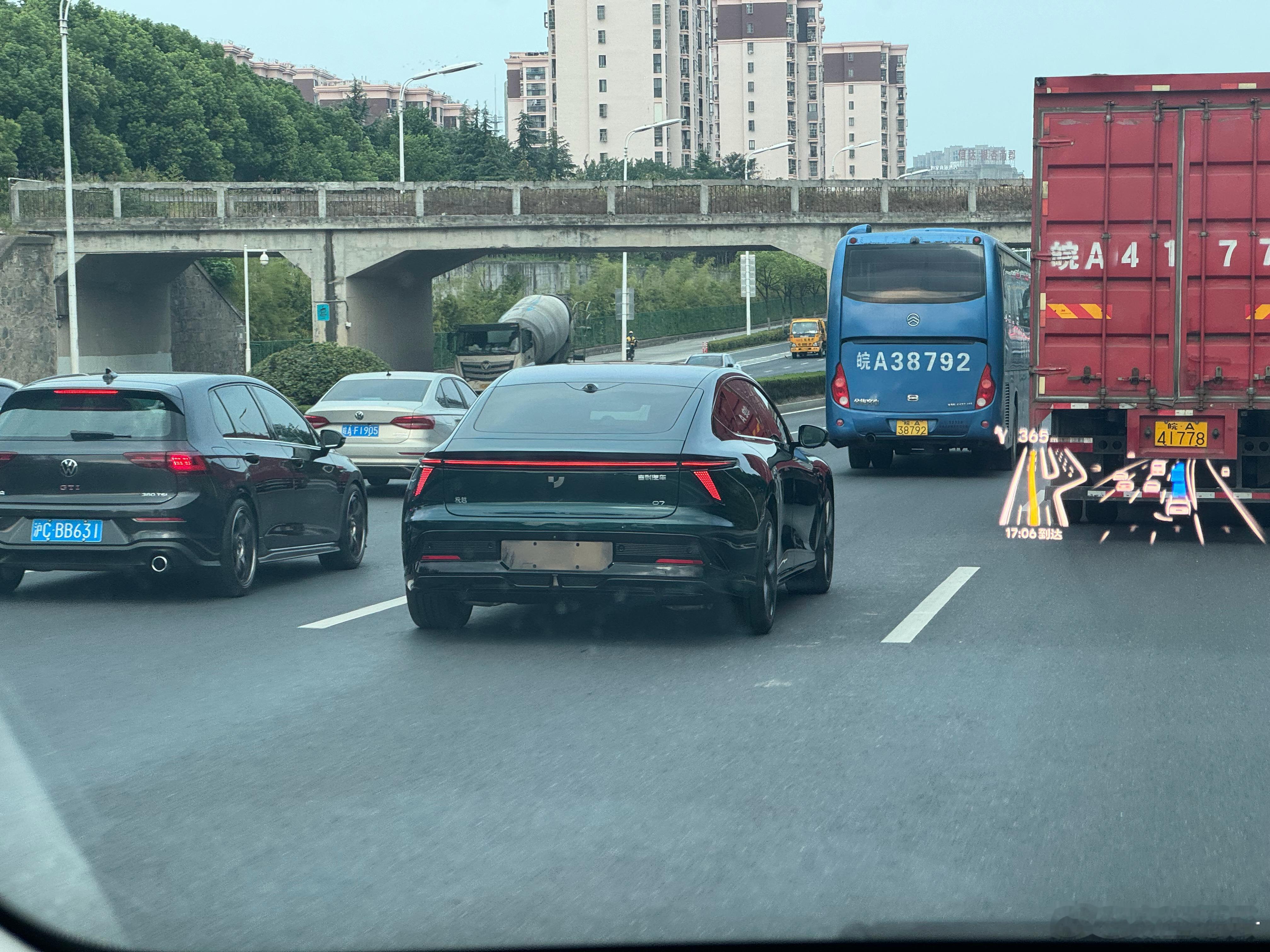 开MEGA回家路上，猛一抬头，看到一台极越07和极越0107这姿态真好看啊，空间