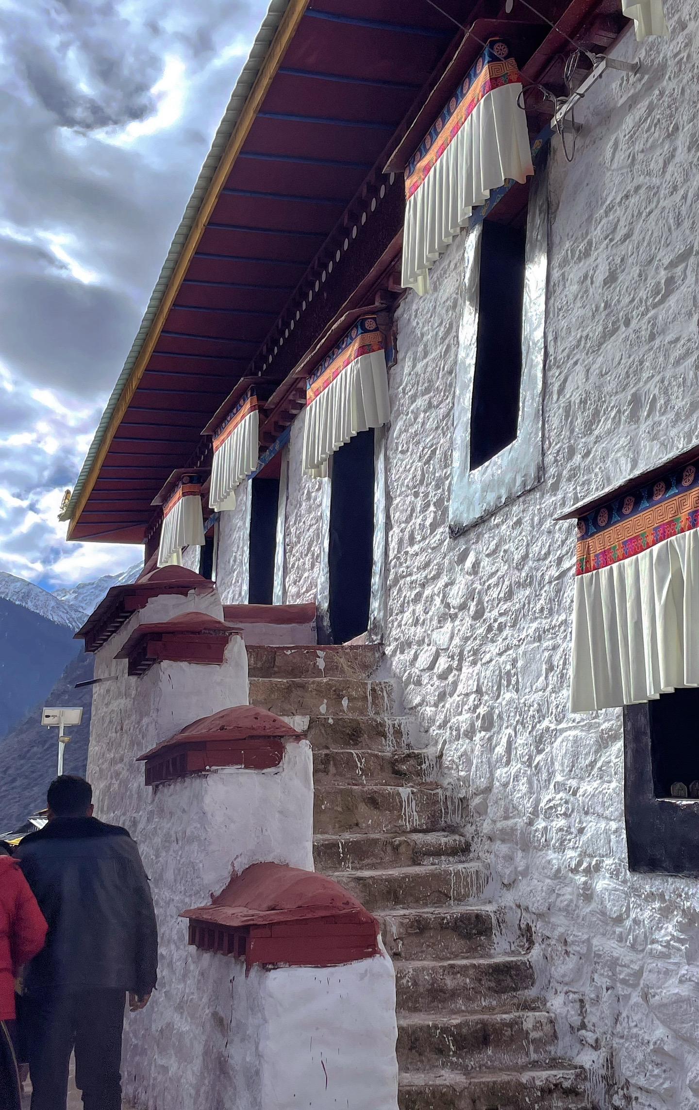 དགའ་ལྡན་ལྔ་མཆོད་