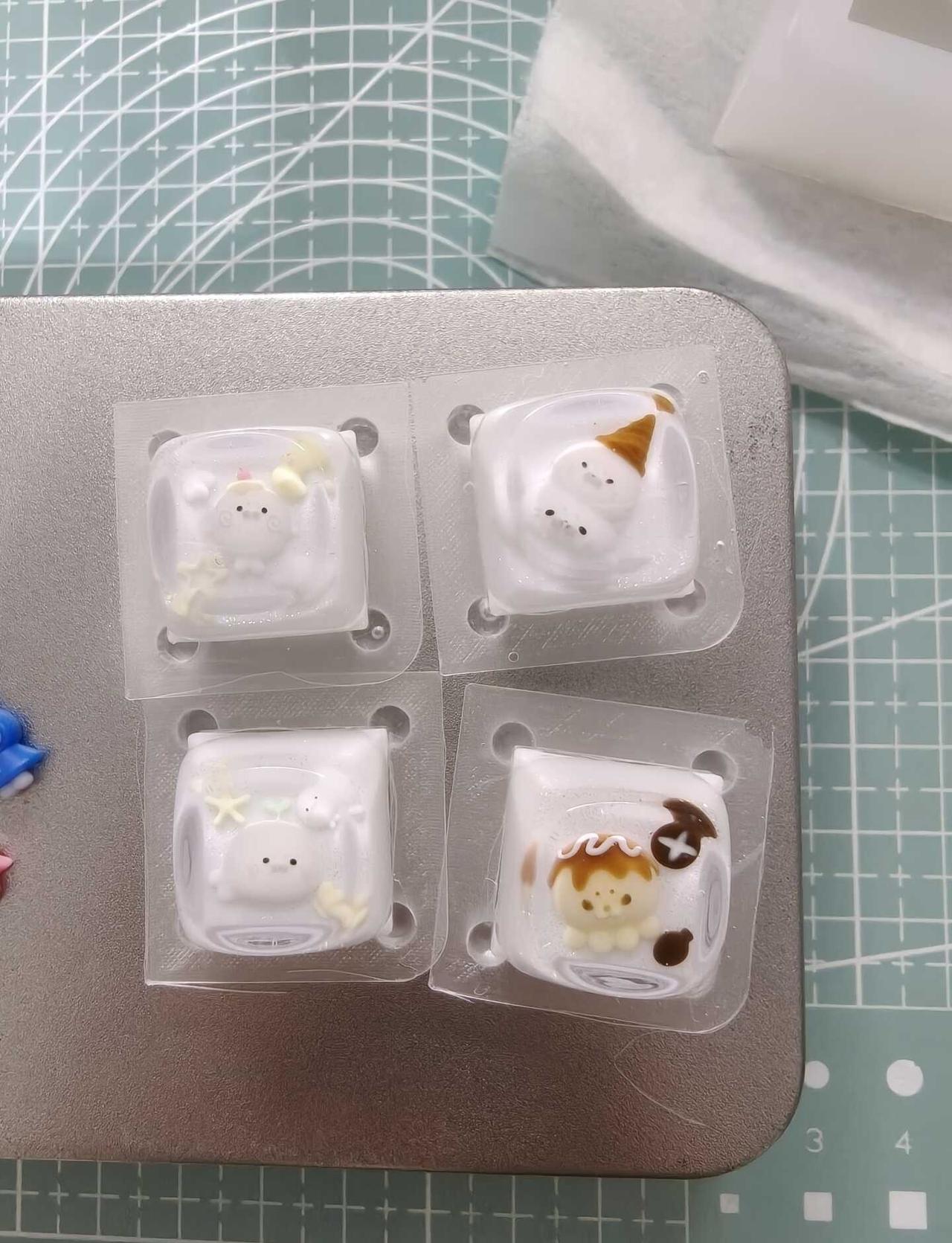 配色改色款的小海豹
最近会出一些现货另外更改了一下价格，以后小海豹表情和其他款式