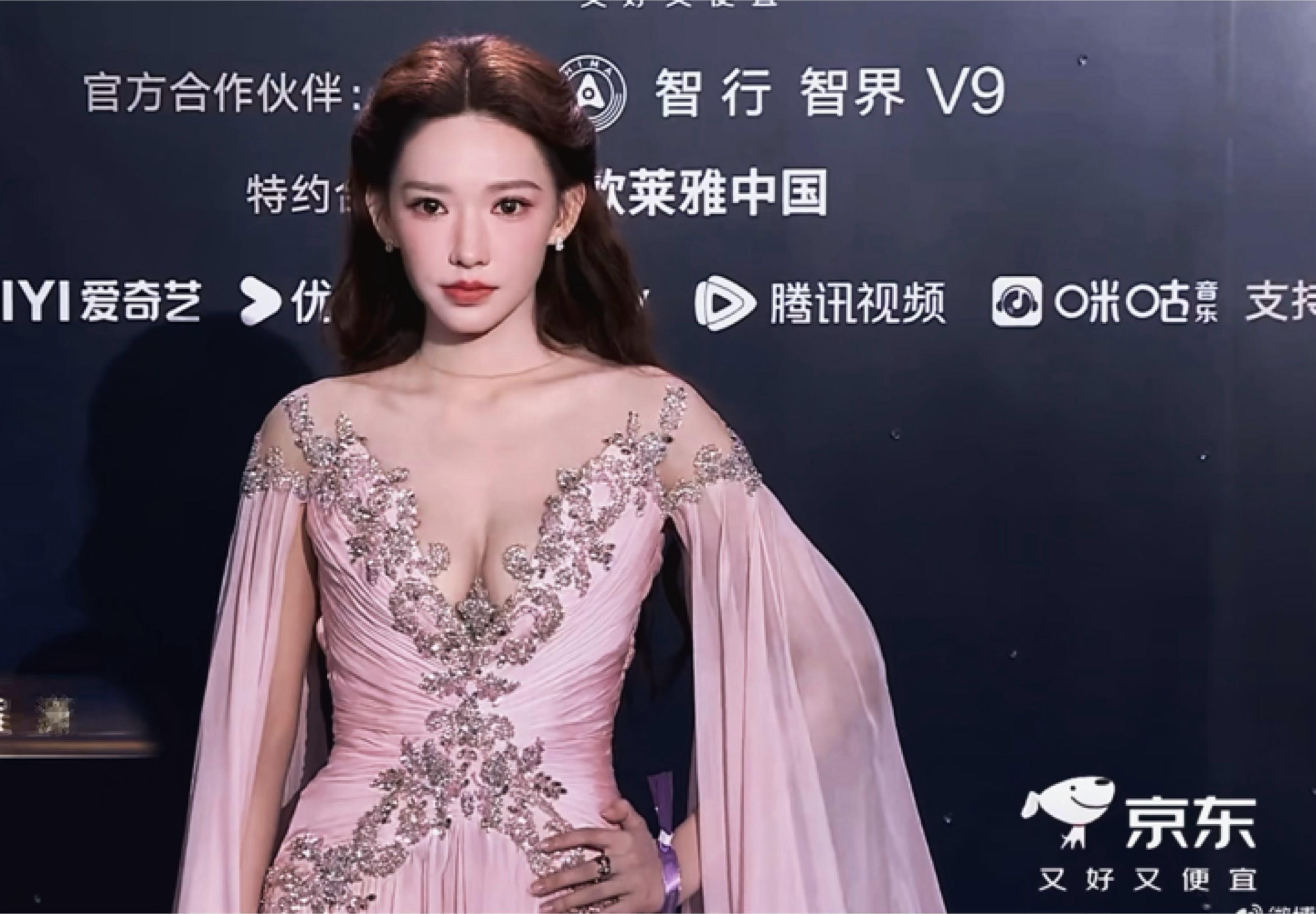 姐姐老婆妈咪….程潇好辣🥵程潇今天完全是公主微博电影之夜红毯