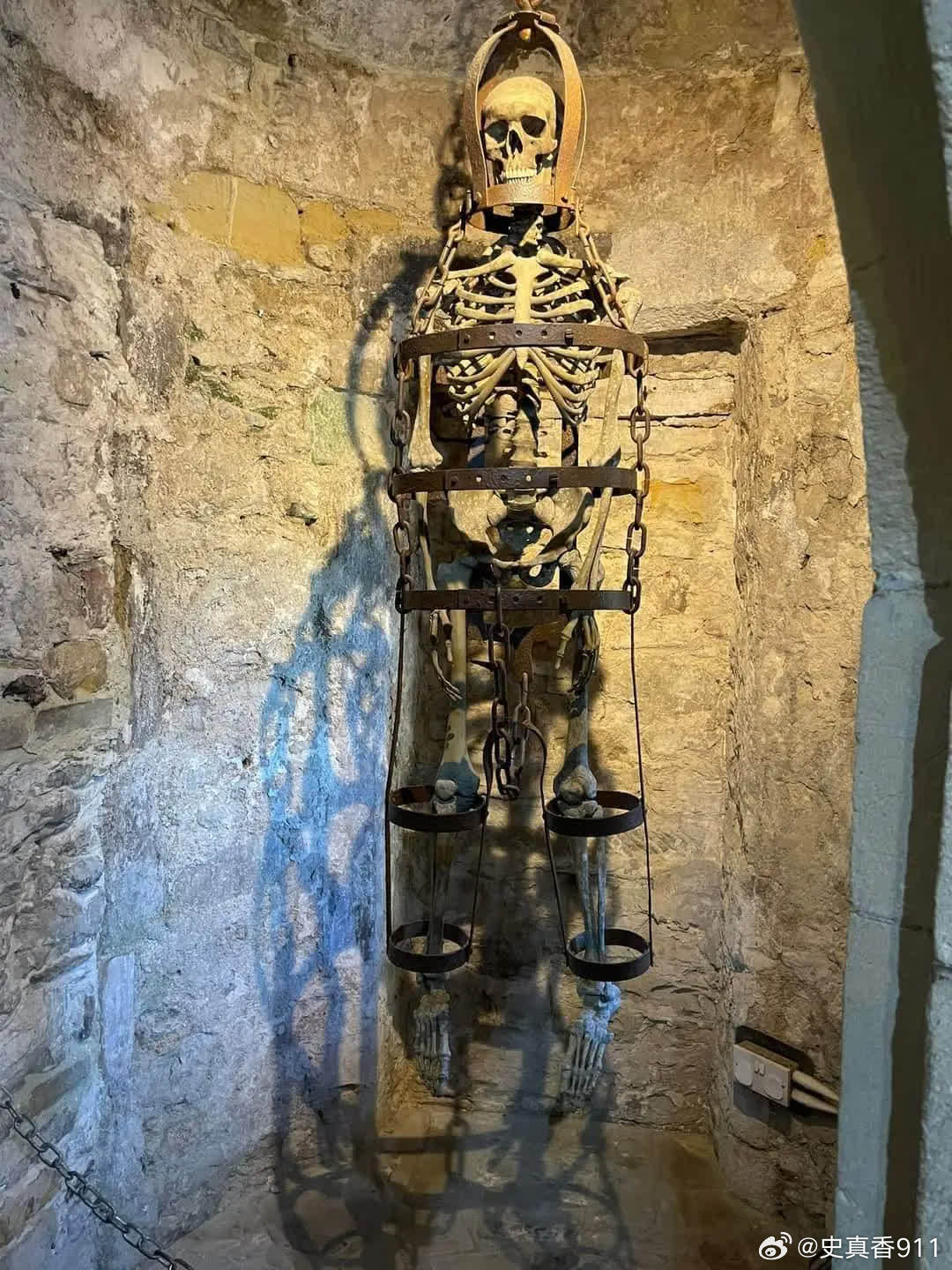 绞刑和吊刑--中世纪一种令人难以忍受的痛苦和羞辱的酷刑: 绞刑是盎格鲁-撒克逊人