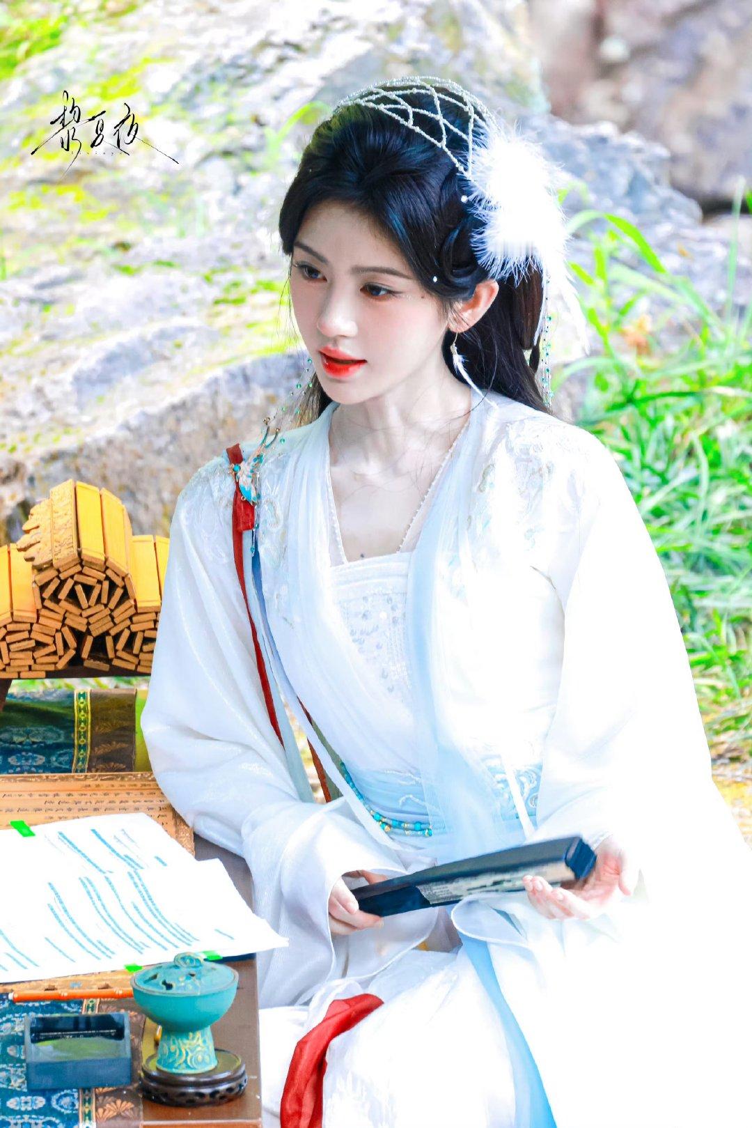 有时候觉得做鞠婧祎粉丝挺幸福的，每天都可以看到这么多不同的妆造，还是处自万花世界