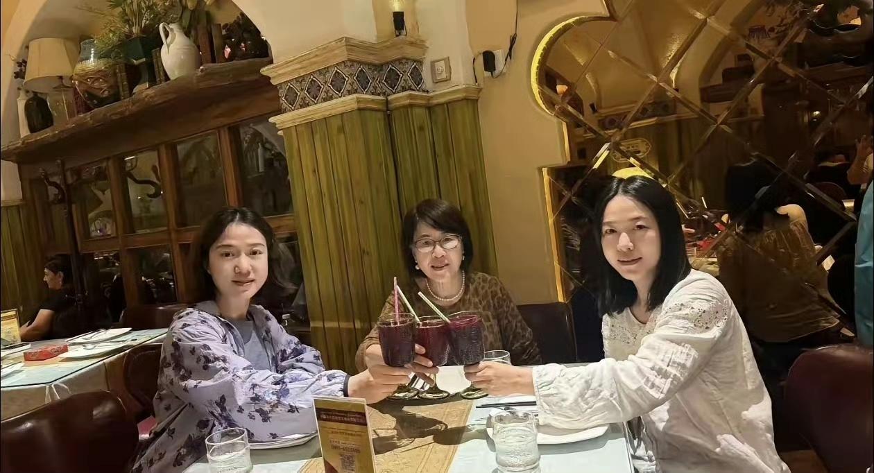 翁帆博士刚带着妈妈结束了新疆之旅，从外表看，她一点都不像一个已经五十岁的女人，从